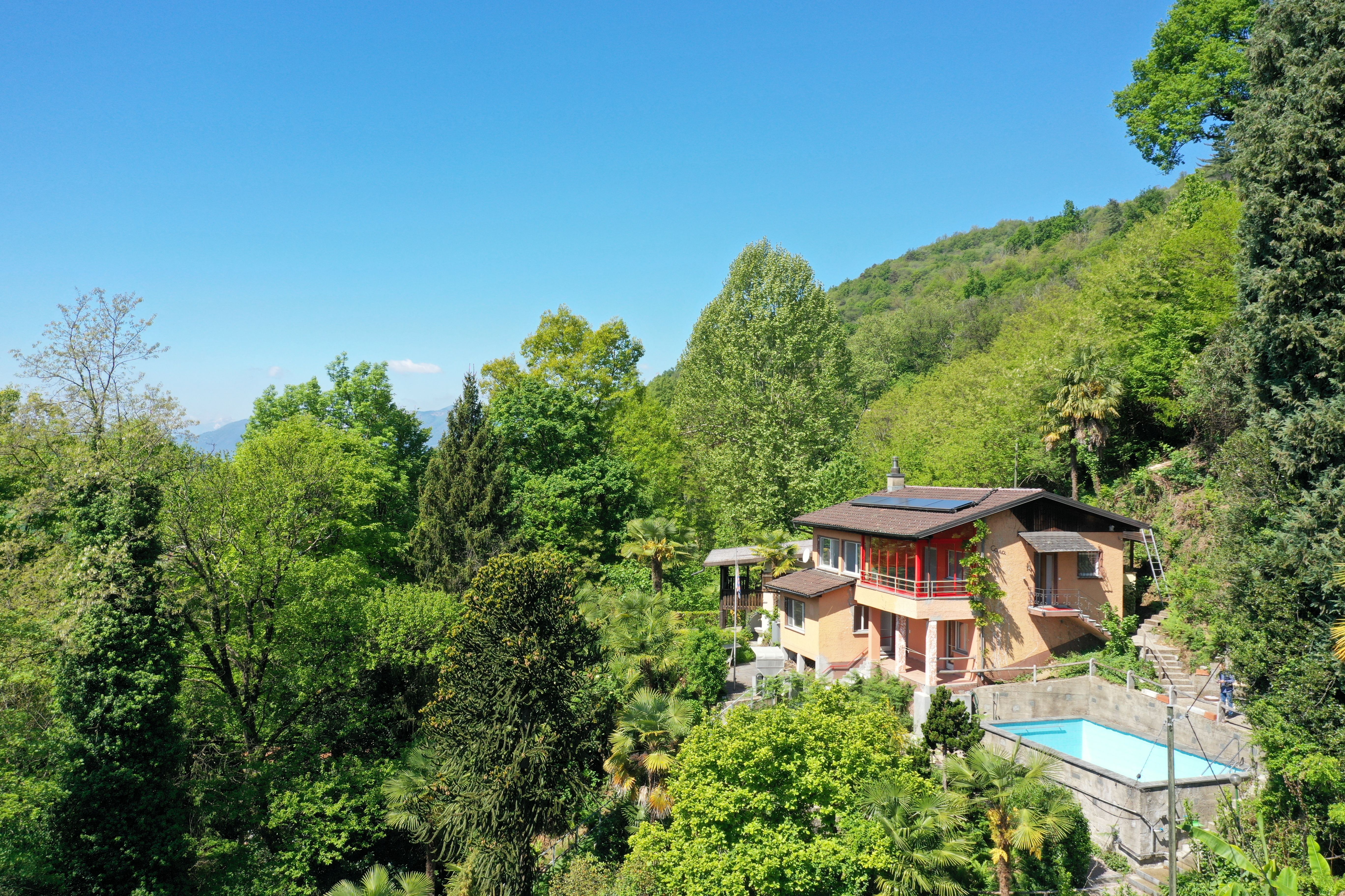 Villa mit Pool in grüner Hanglage