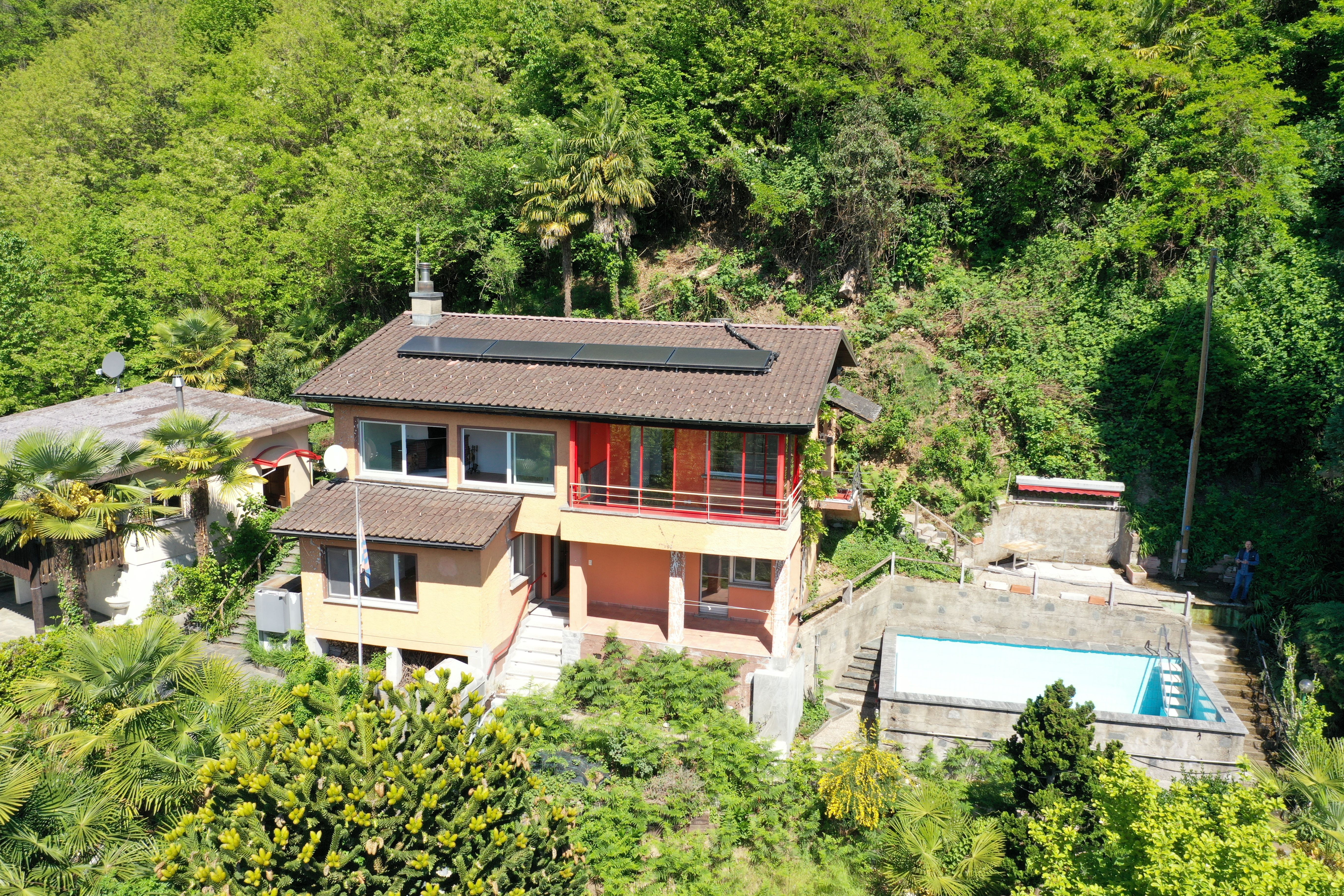 Luftaufnahme eines Hauses mit Pool und viel Grün