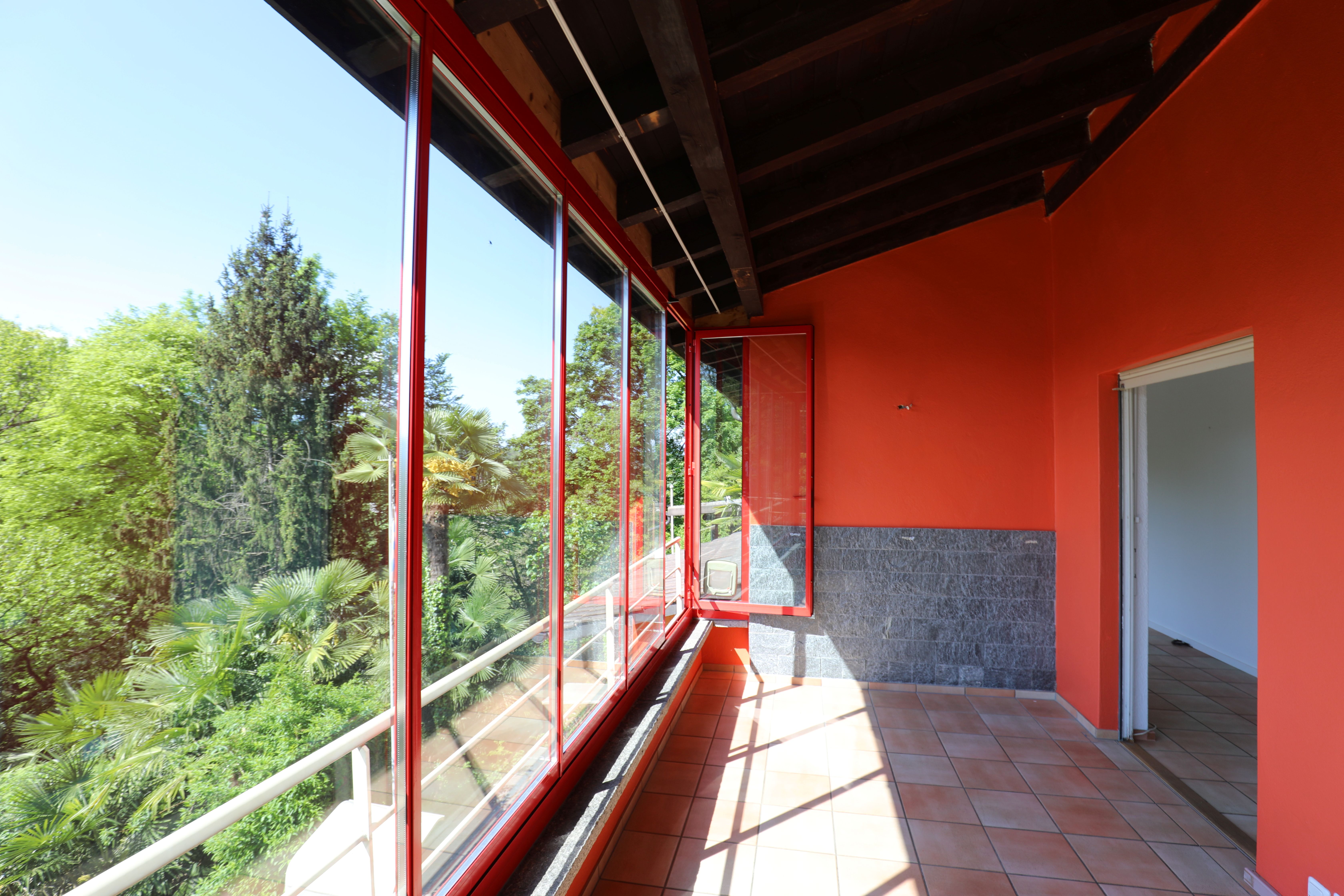 Balkon mit Panoramaverglasung