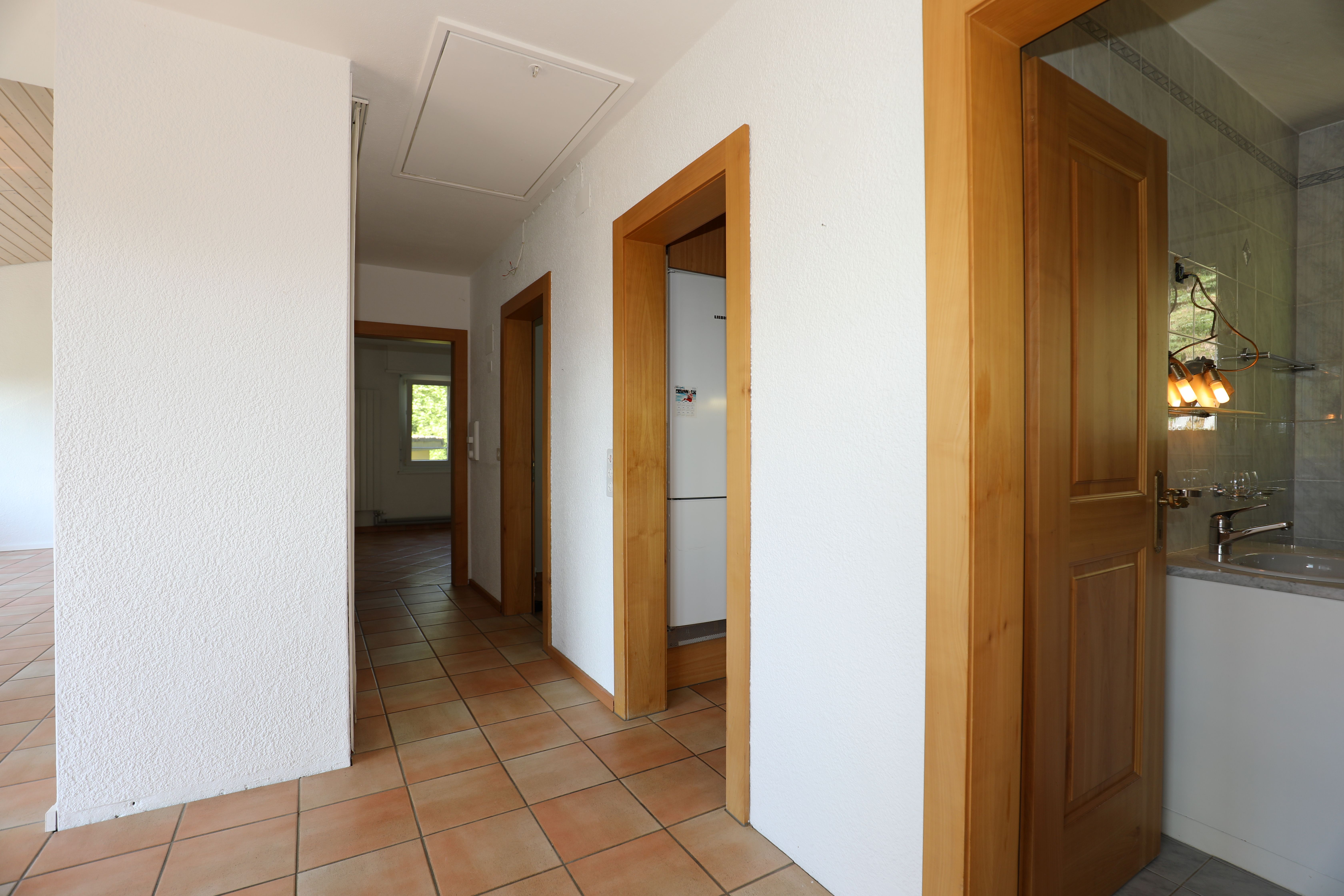 Flur mit Küche und Bad-Einblick