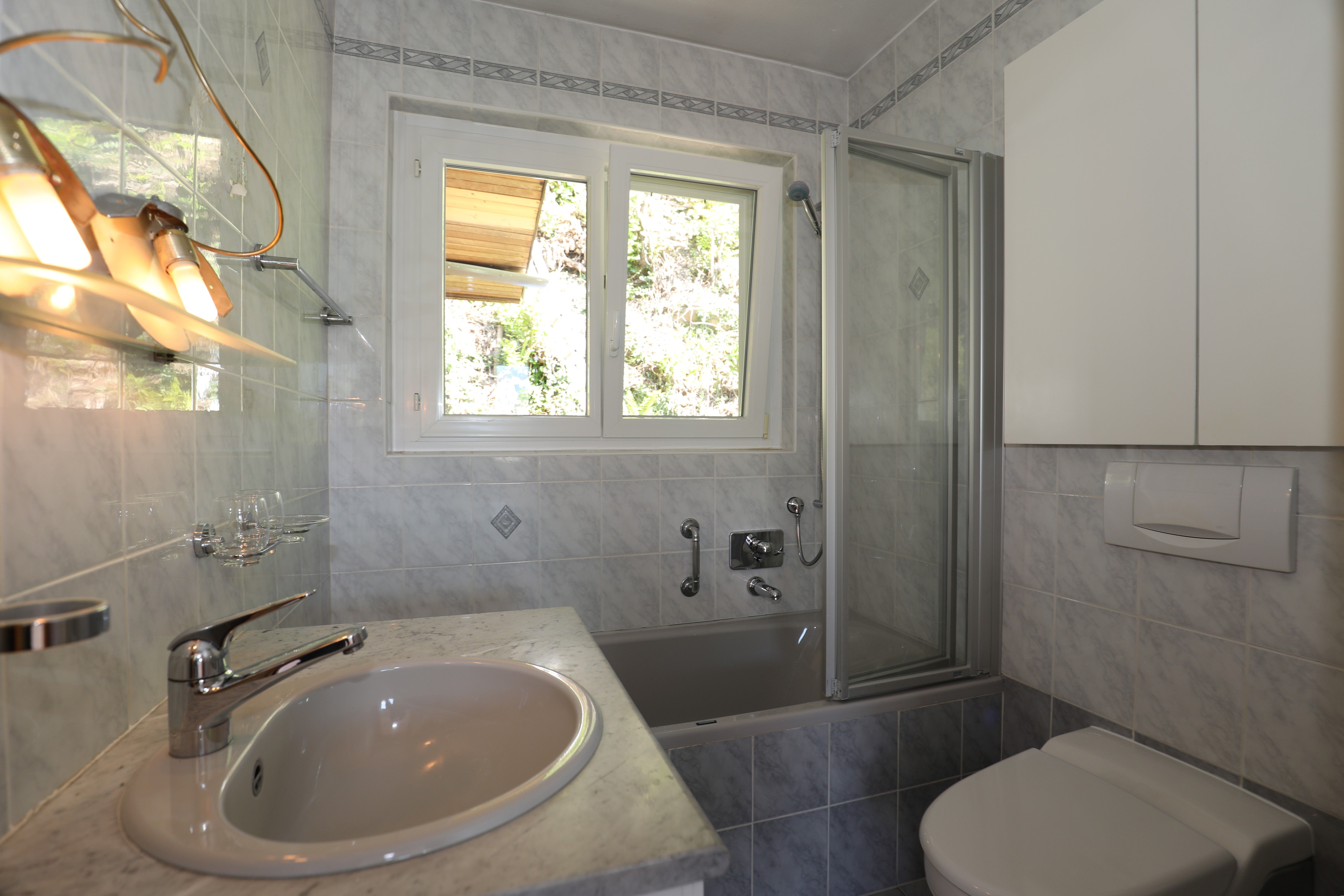 Modernes Bad mit Fenster und Wanne