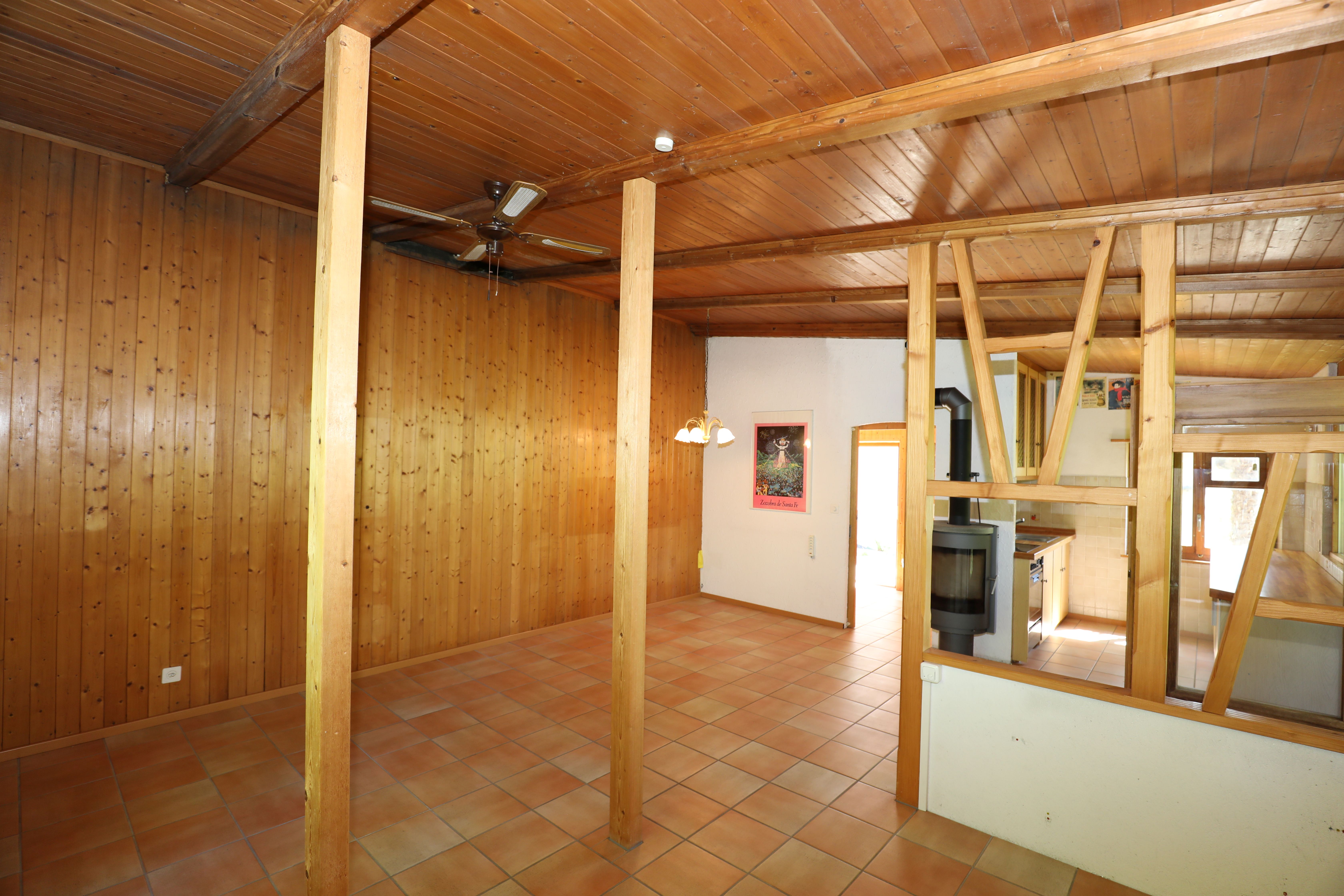 Holzgetäfelter Wohnraum mit Ofen