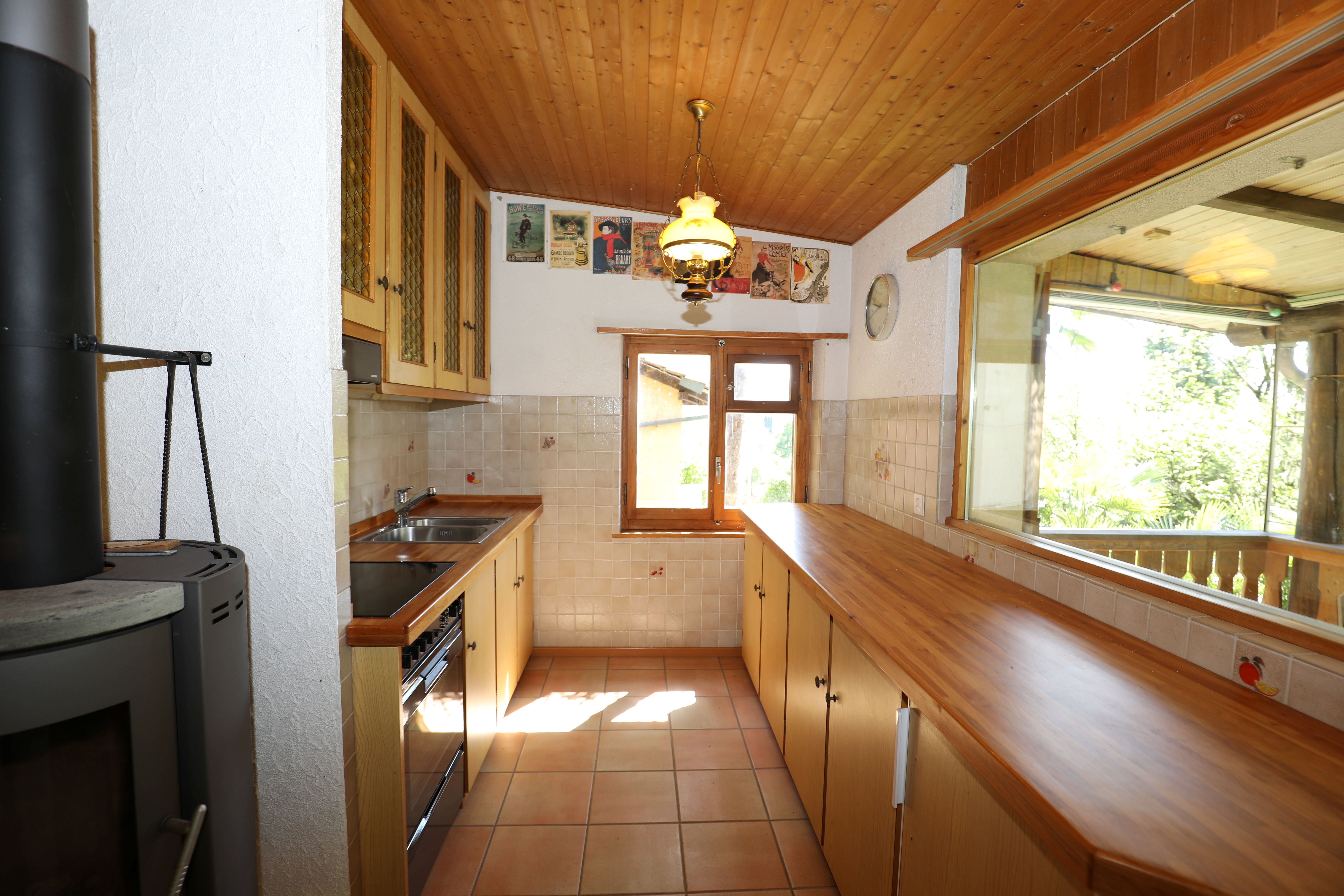Kleine rustikale Küche mit Holzausstattung