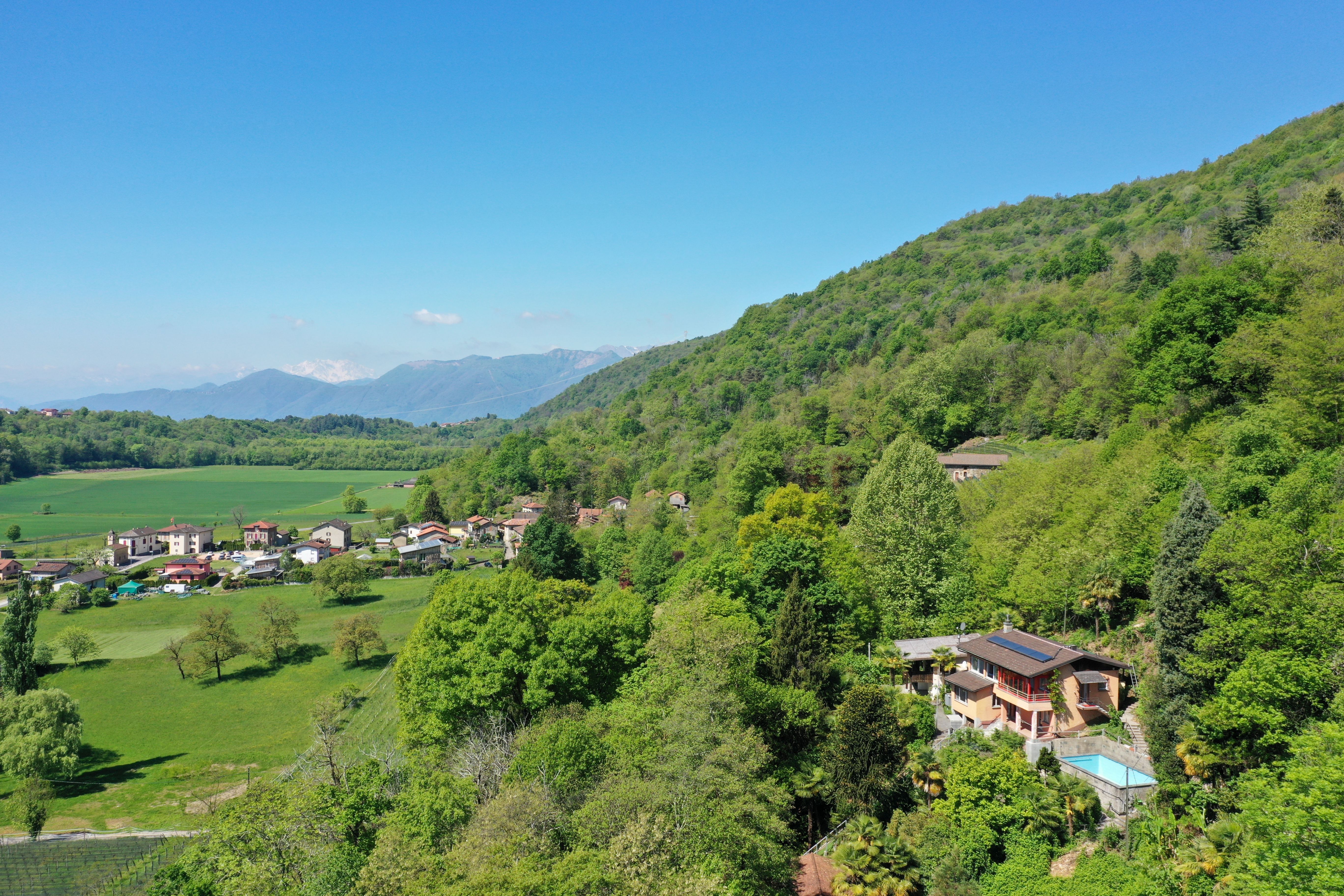 Landschaftsblick mit Häusern, Hang und Pool