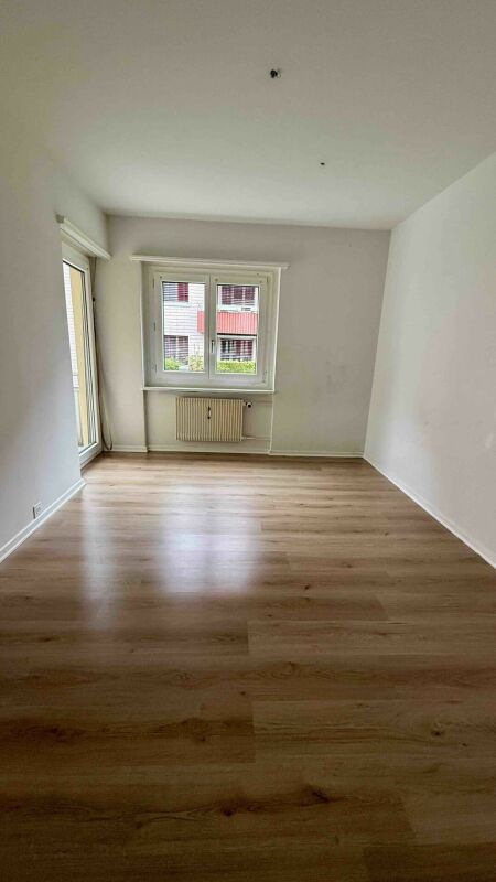 Heller leerer Wohnraum mit Fensterfront