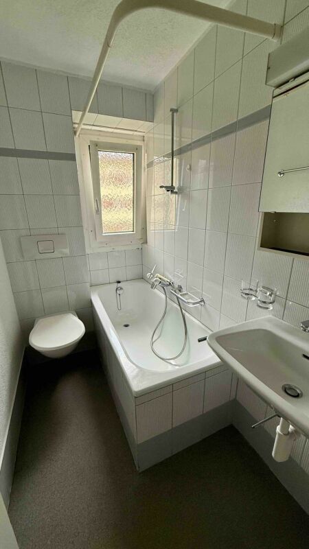 Kleines Badezimmer mit Wanne und WC