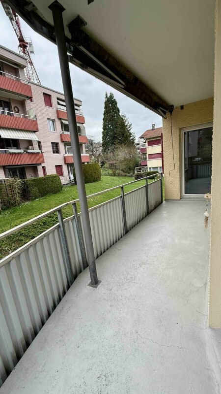 Überdachter Balkon mit Blick ins Grün