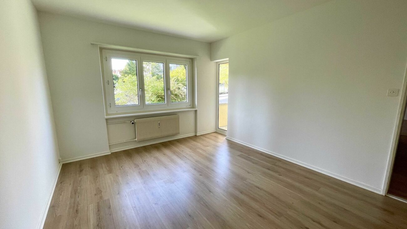 Helles leeres Zimmer mit Holzoptikboden