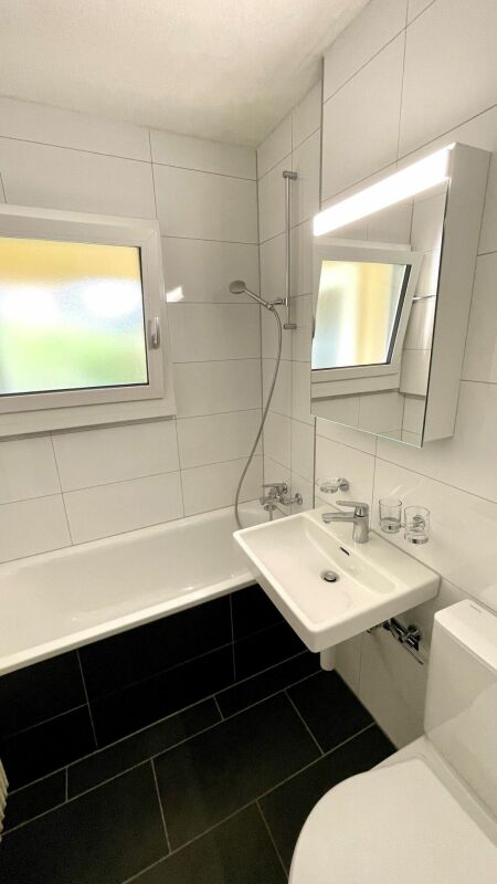 Modernes Badezimmer mit Badewanne und Waschbecken
