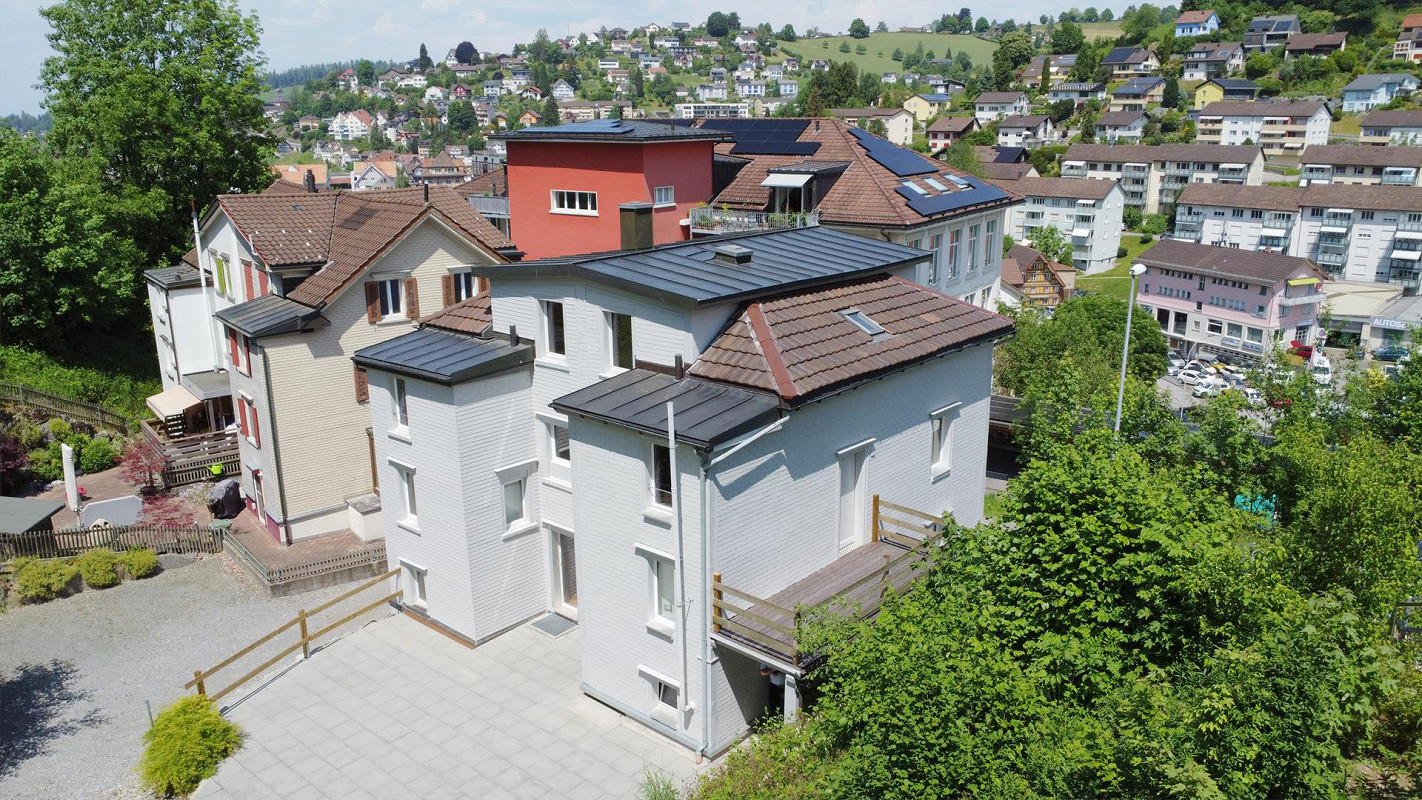 Luftaufnahme eines Wohnhauses im Hanggebiet