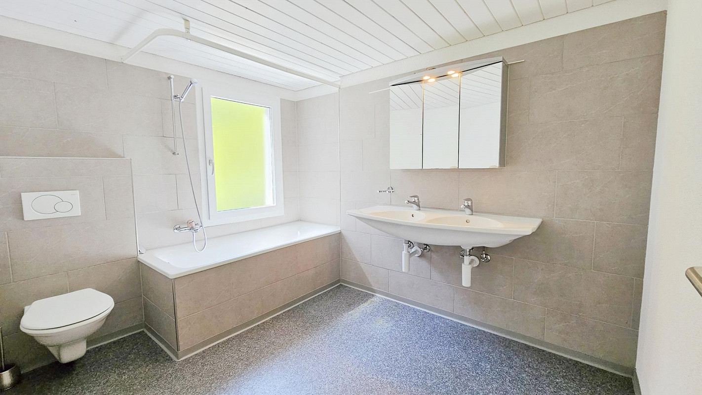 Modernes Badezimmer mit Badewanne und Doppelwaschtisch