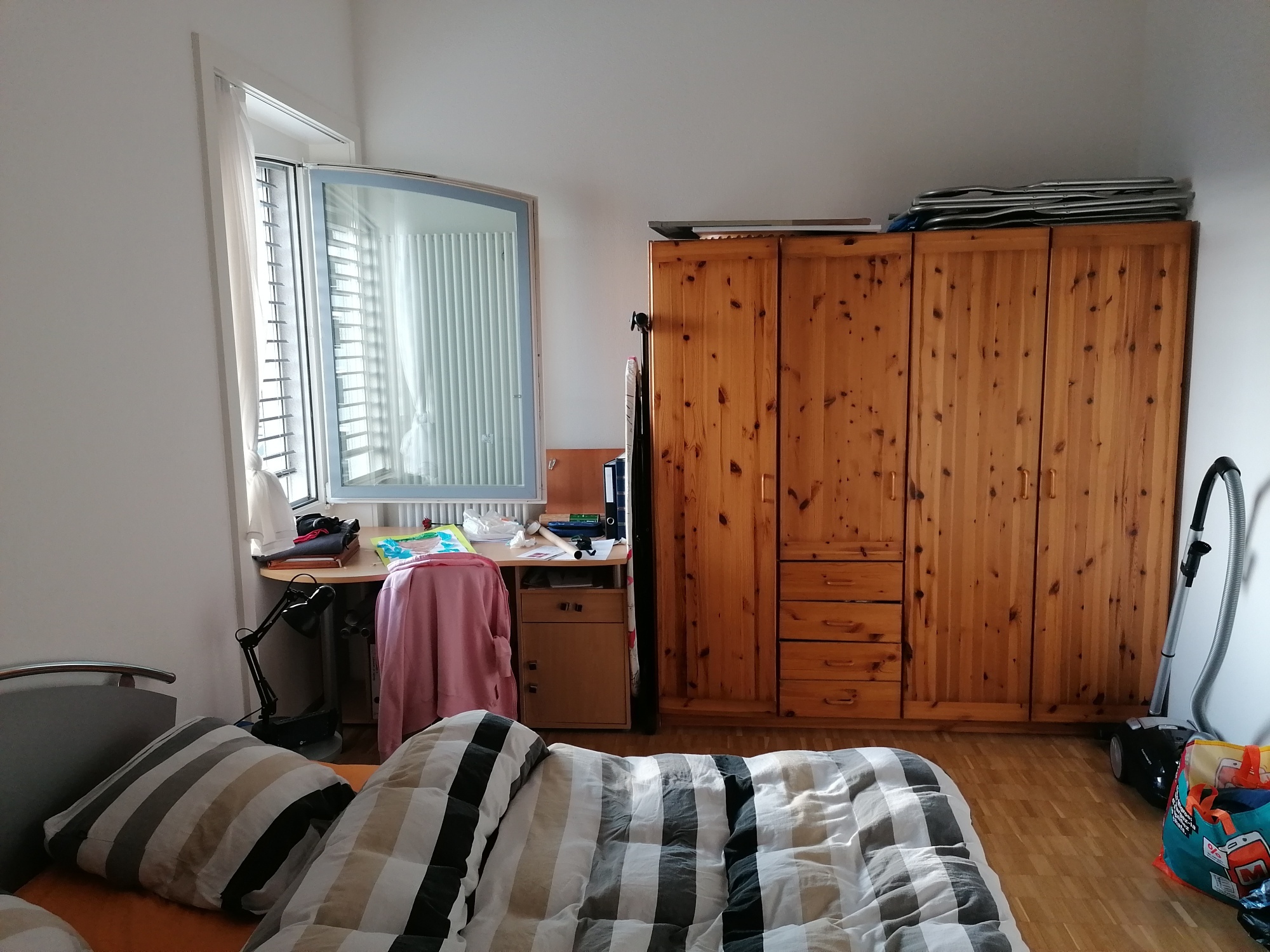 Schlafzimmer mit Bett und Kleiderschrank