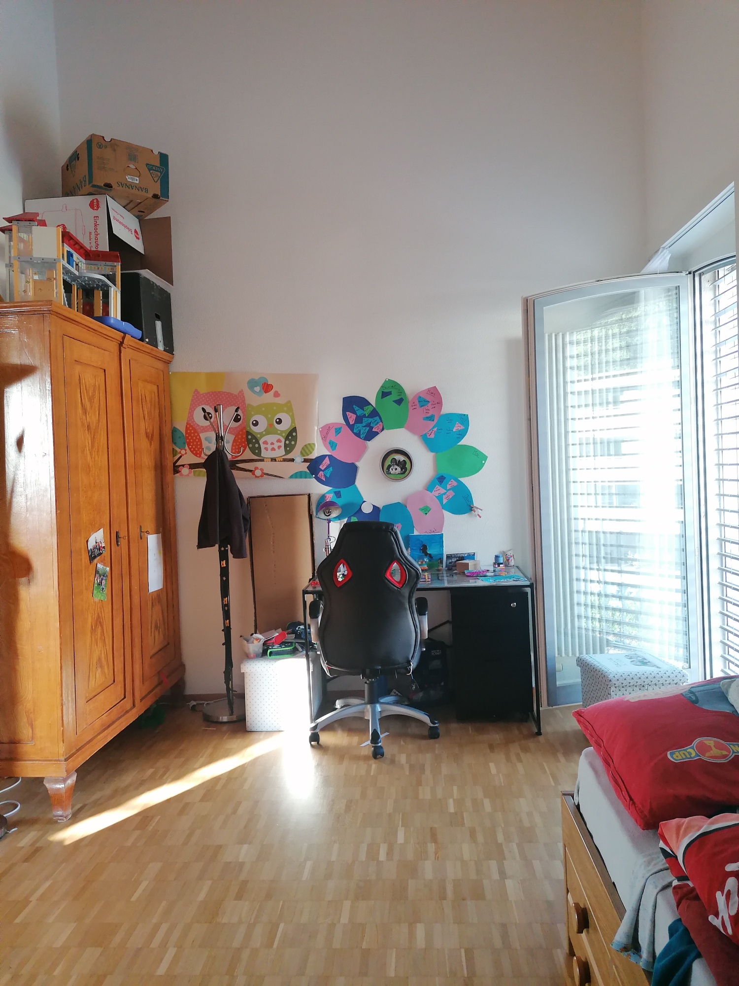 Kinderzimmer mit Schreibtisch und Kleiderschrank