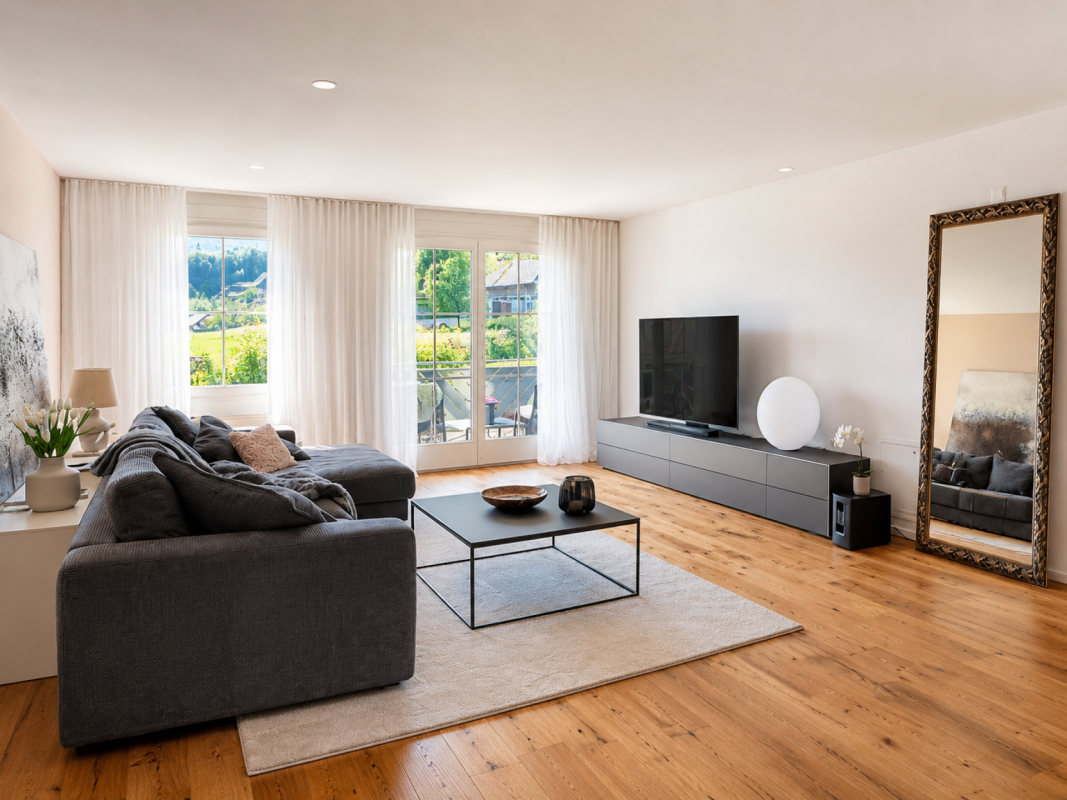 Helles Wohnzimmer mit großem Fensterfrontbereich