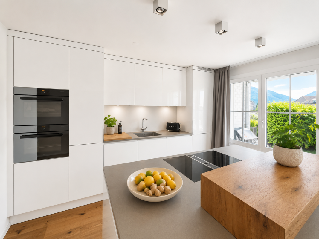 Moderne offene Küche mit Insel