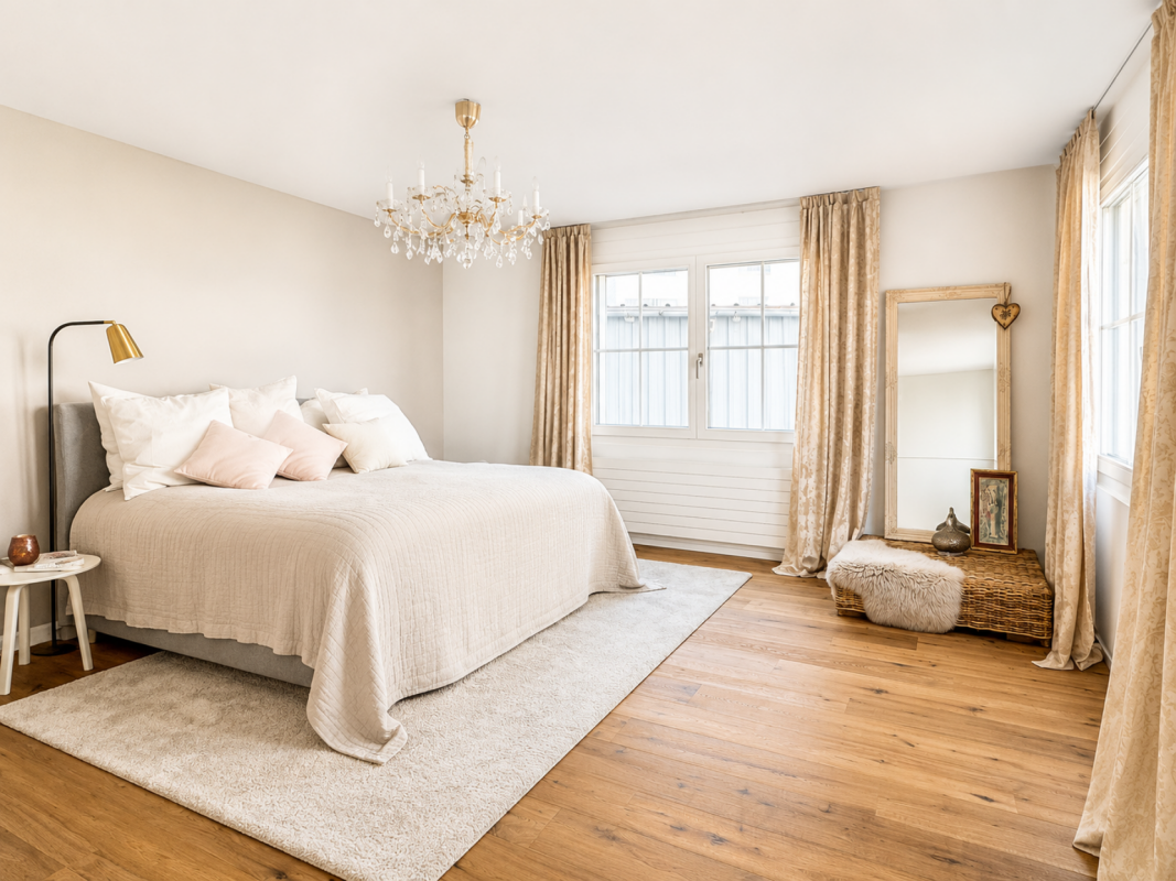 Helles Schlafzimmer mit eleganter Einrichtung