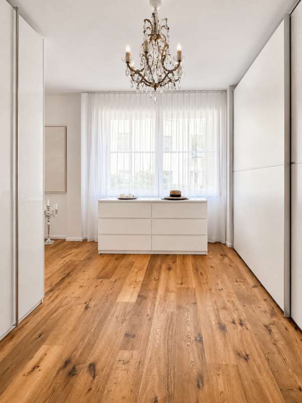 Helles Schlafzimmer mit Kronleuchter