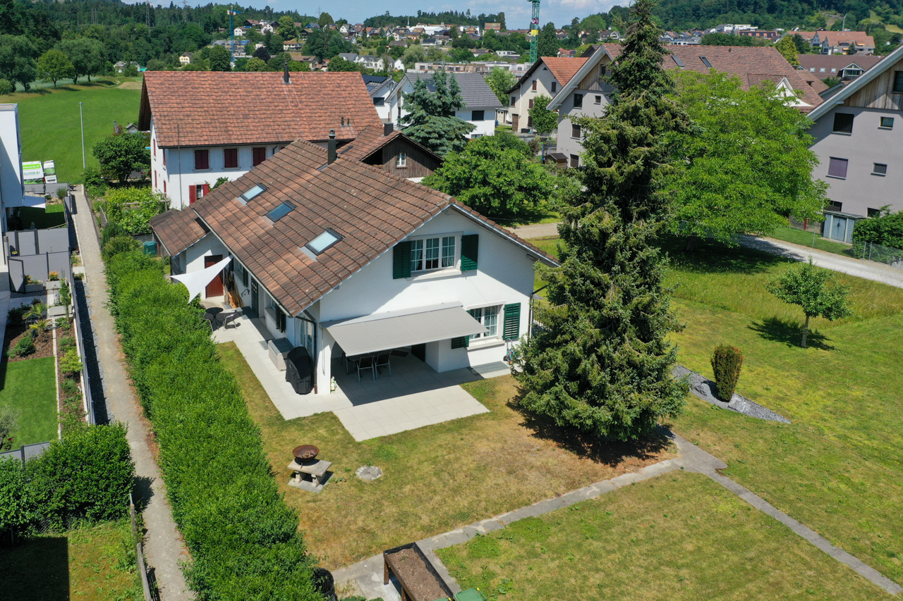 Luftaufnahme eines Einfamilienhauses mit Garten