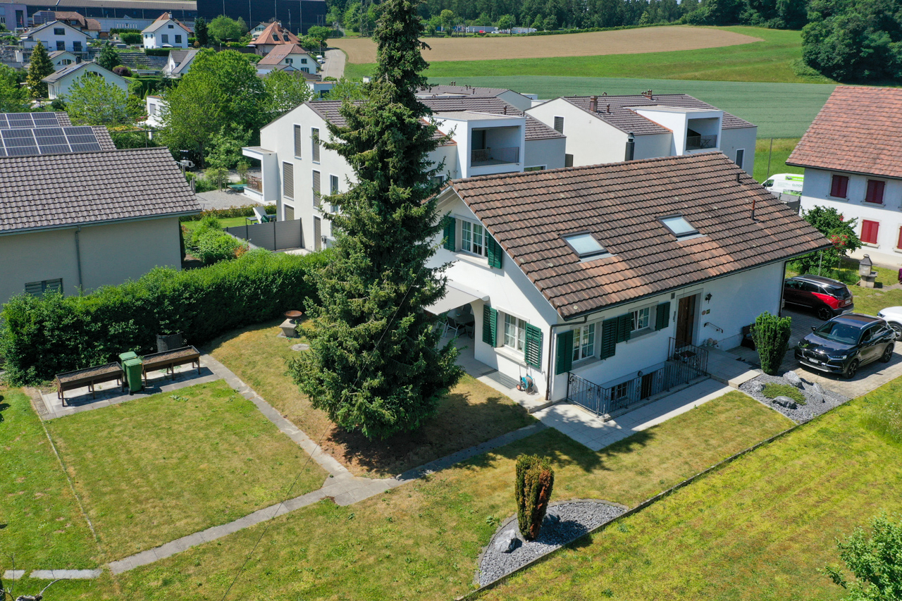 Ländliches Einfamilienhaus mit großem Garten und Blick über die Nachbarschaft
