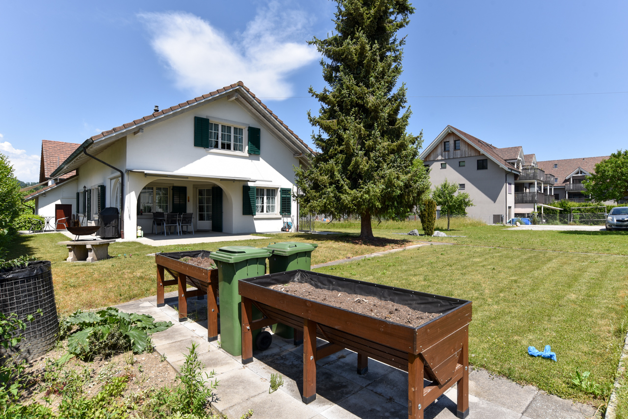 Haus mit Garten und Nachbarbebauung
