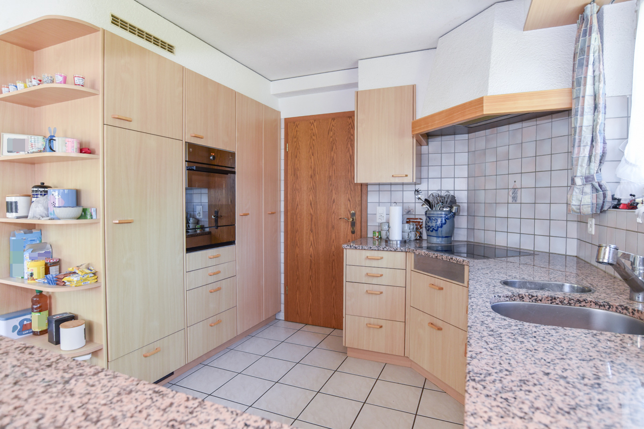 Kleine helle Küche mit Holzfronten