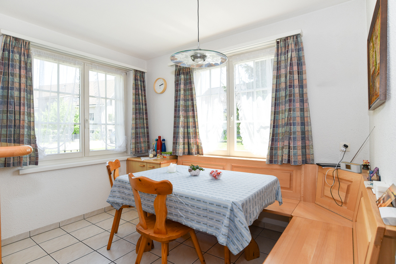 Heller Essbereich mit Eckbank und Holztisch