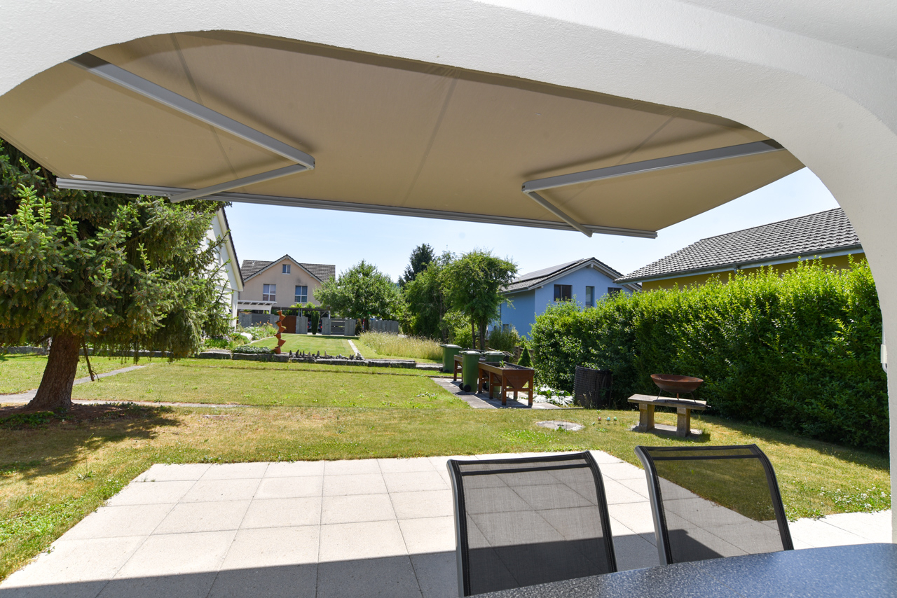 Überdachte Terrasse mit Gartenblick
