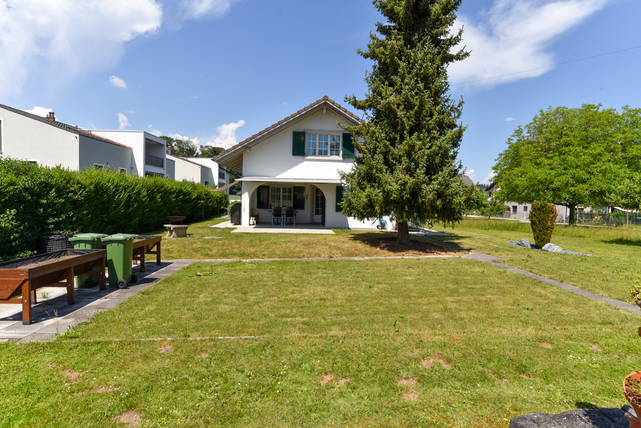 Einfamilienhaus mit großem Garten