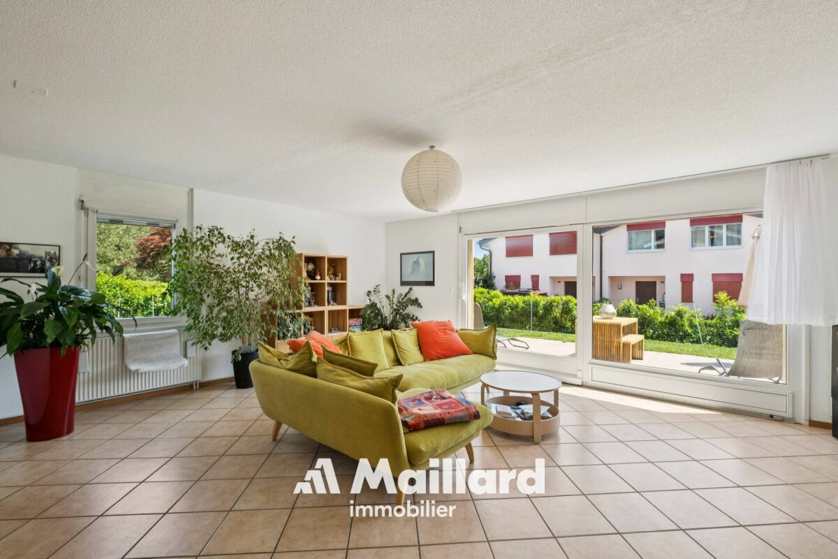 Heller Wohnraum mit großer Fensterfront zum Garten