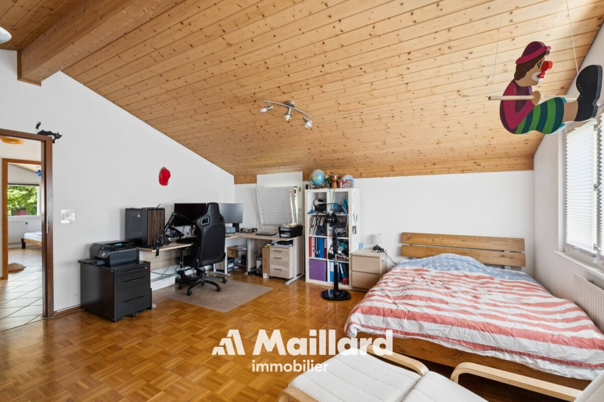 Dachgeschoss-Schlafzimmer mit Arbeitsbereich