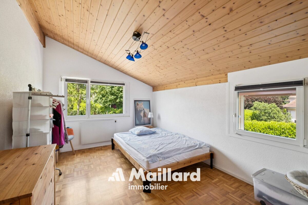 Helles Schlafzimmer mit Holzdecke