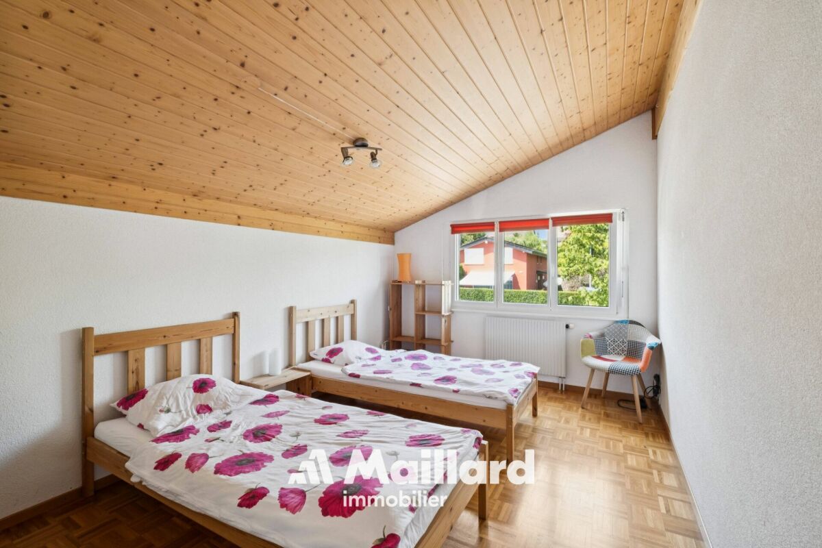 Helles Schlafzimmer mit zwei Einzelbetten