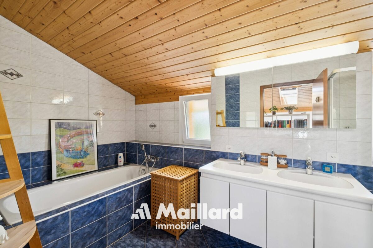 Badezimmer unter Schrägdach mit Holzdecke