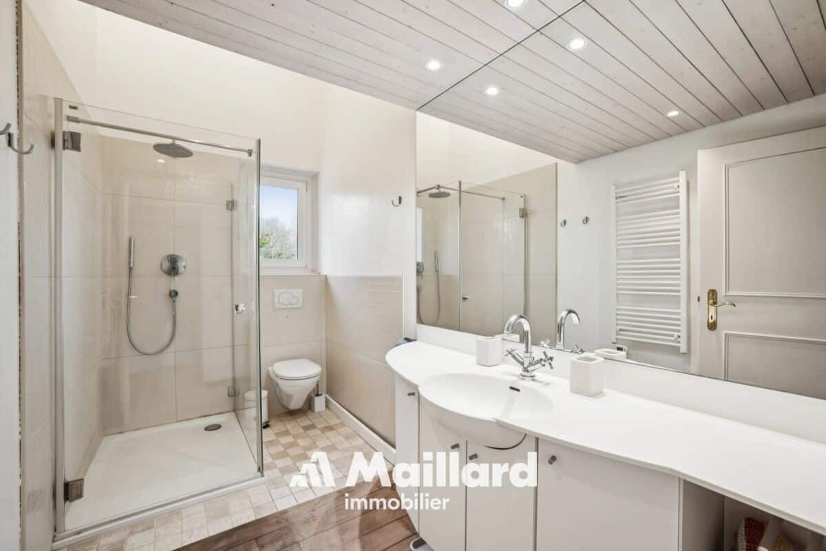Modernes Badezimmer mit begehbarer Dusche und Doppelwaschtisch