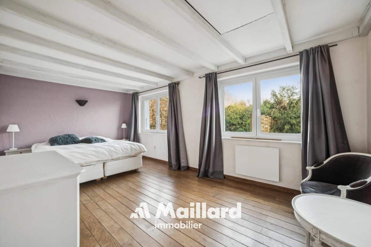 Helles Schlafzimmer mit großen Fenstern