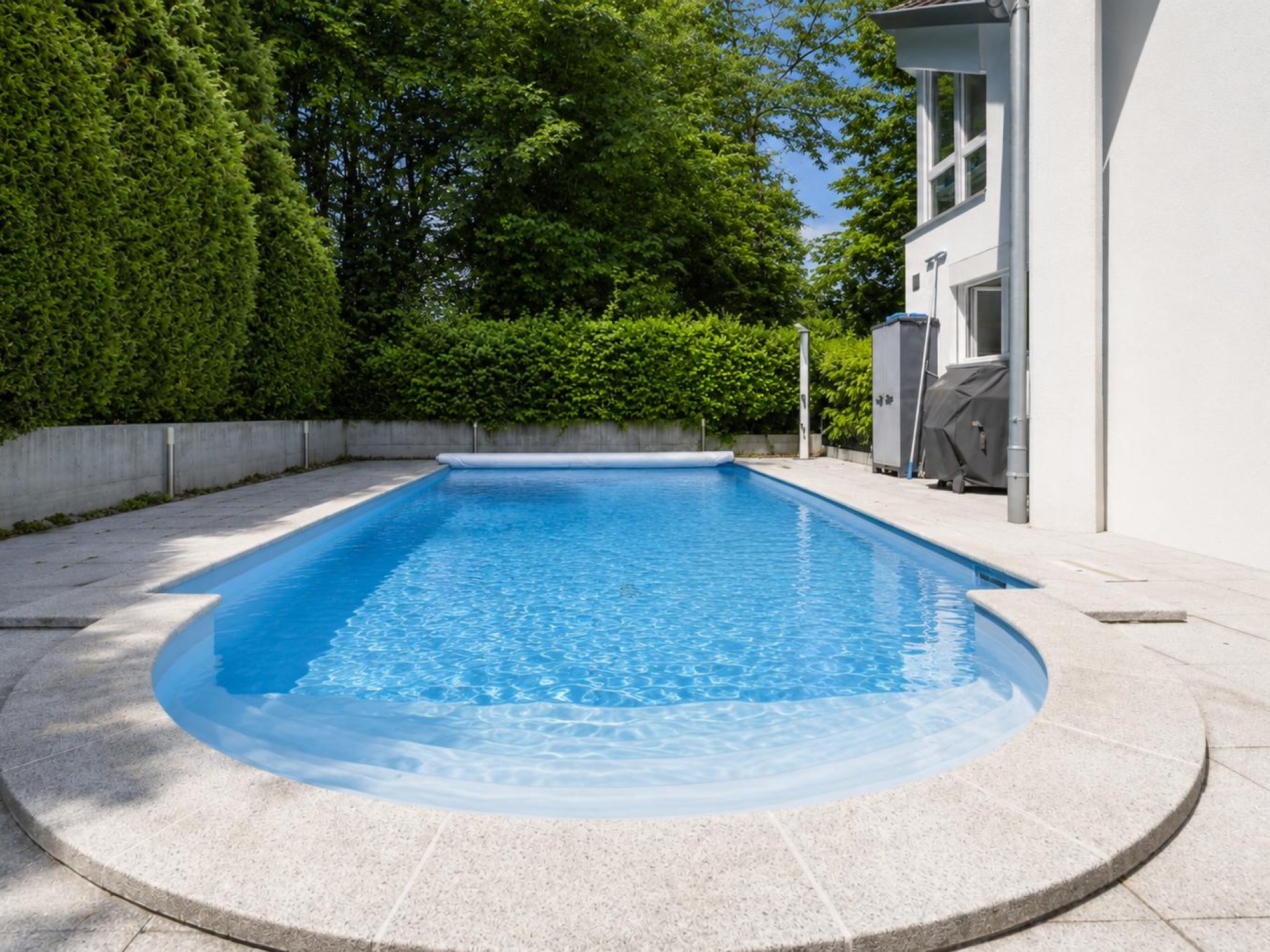 Außenbereich mit Pool und Garten