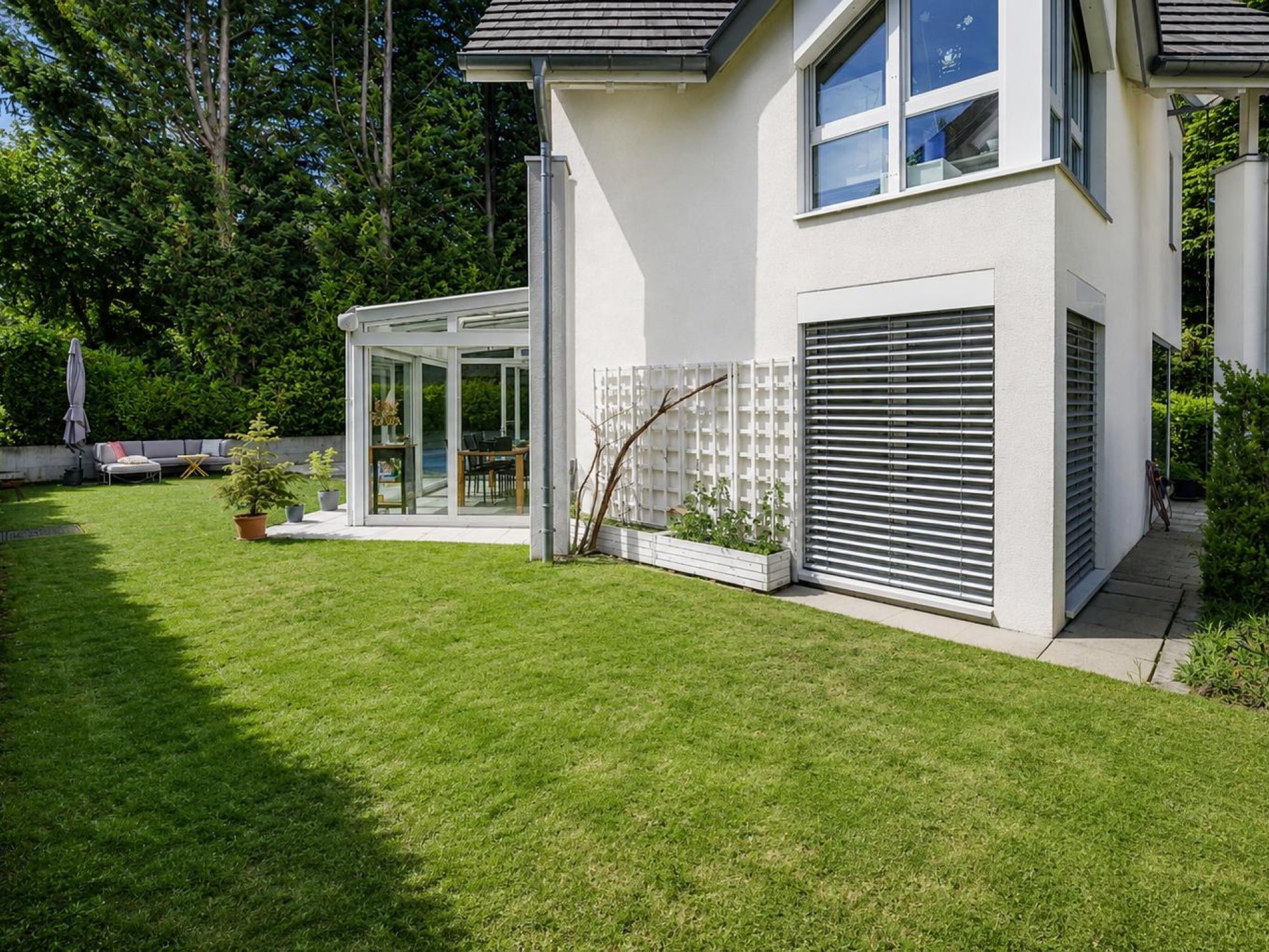 Modernes Einfamilienhaus mit Garten