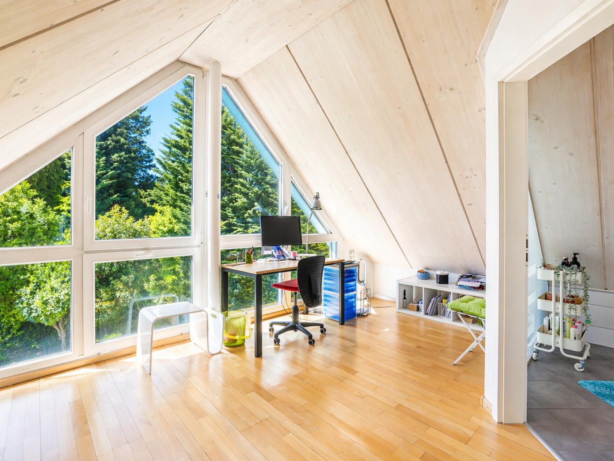Helles Dachgeschoss-Arbeitszimmer mit Panoramafenster