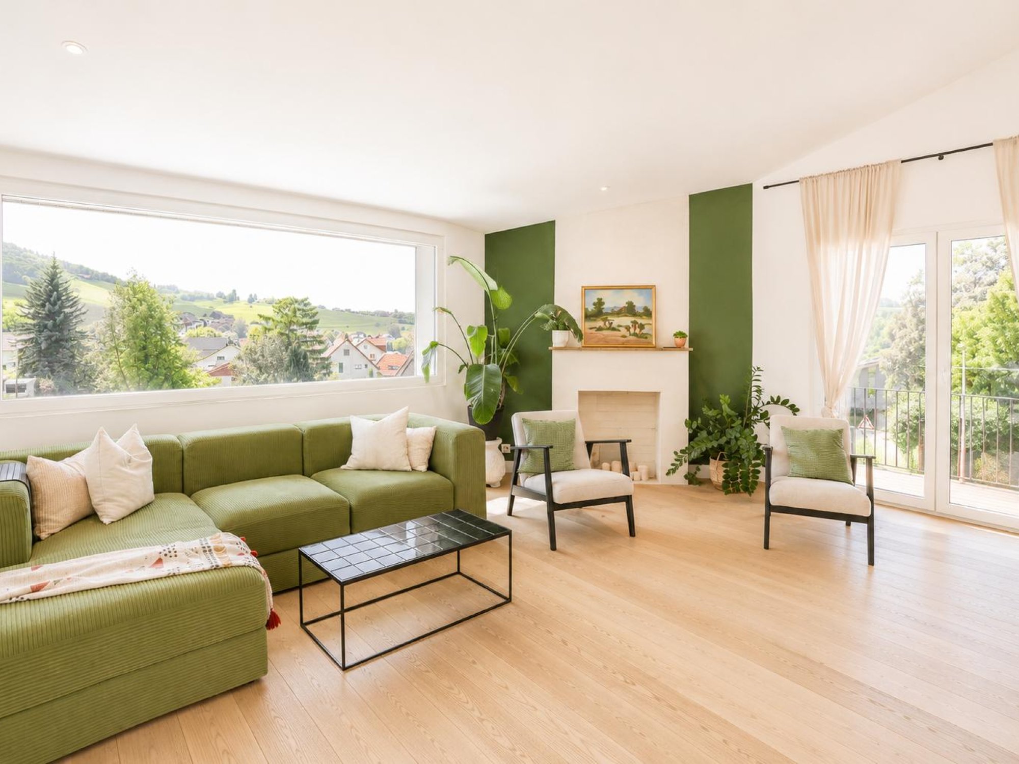 Helles Wohnzimmer mit Panoramafenster und grüner Einrichtung