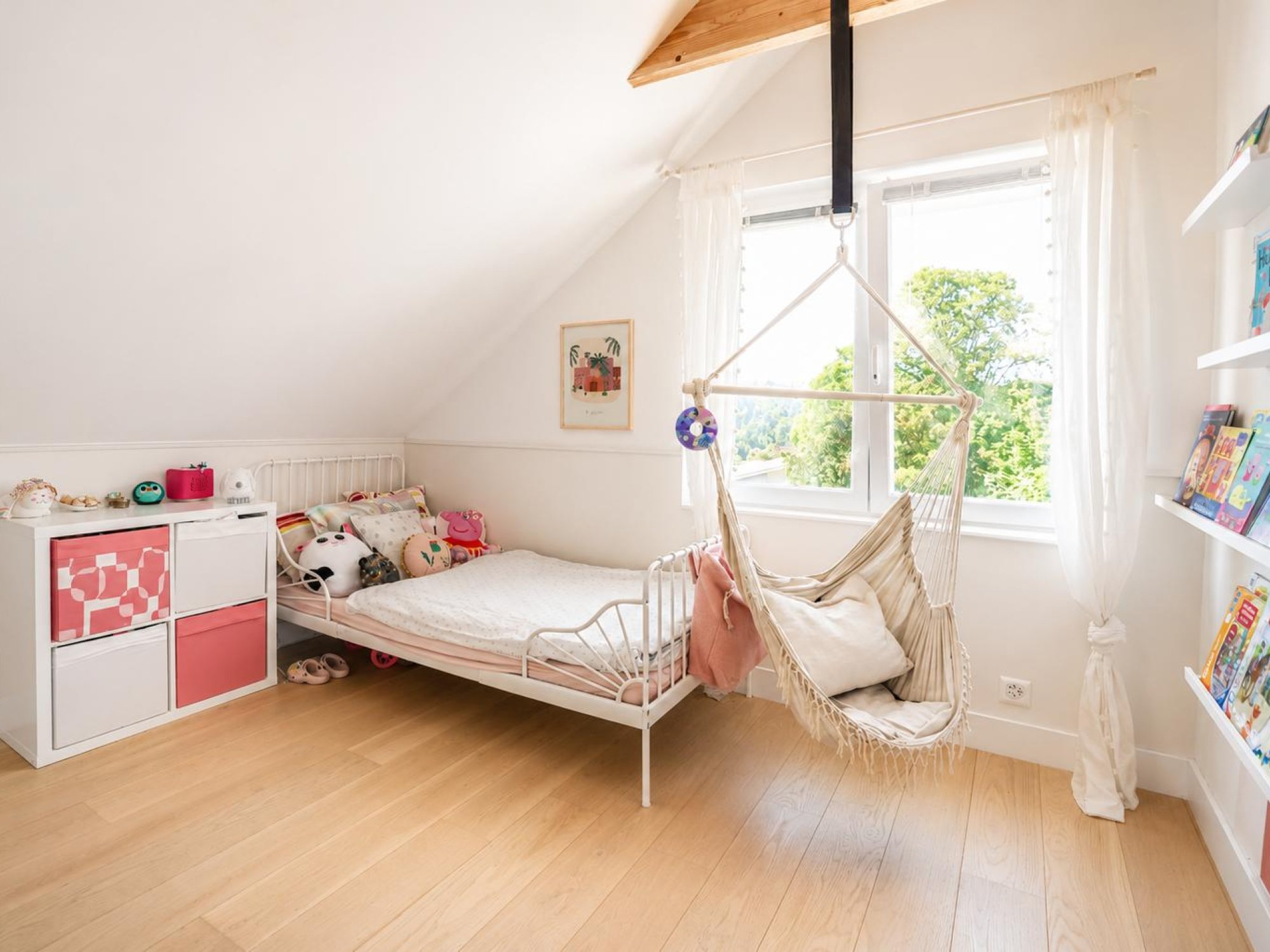 Helles Kinderzimmer mit Bett und Hängesitz