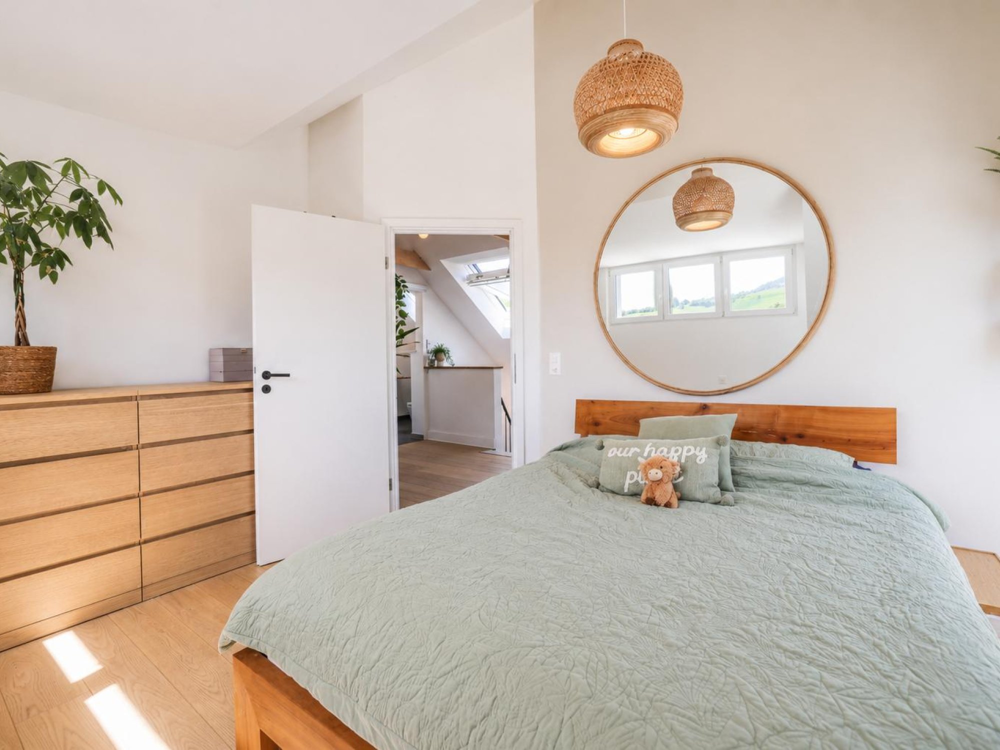 Helles Schlafzimmer mit Holzmöbeln und Naturmaterialien