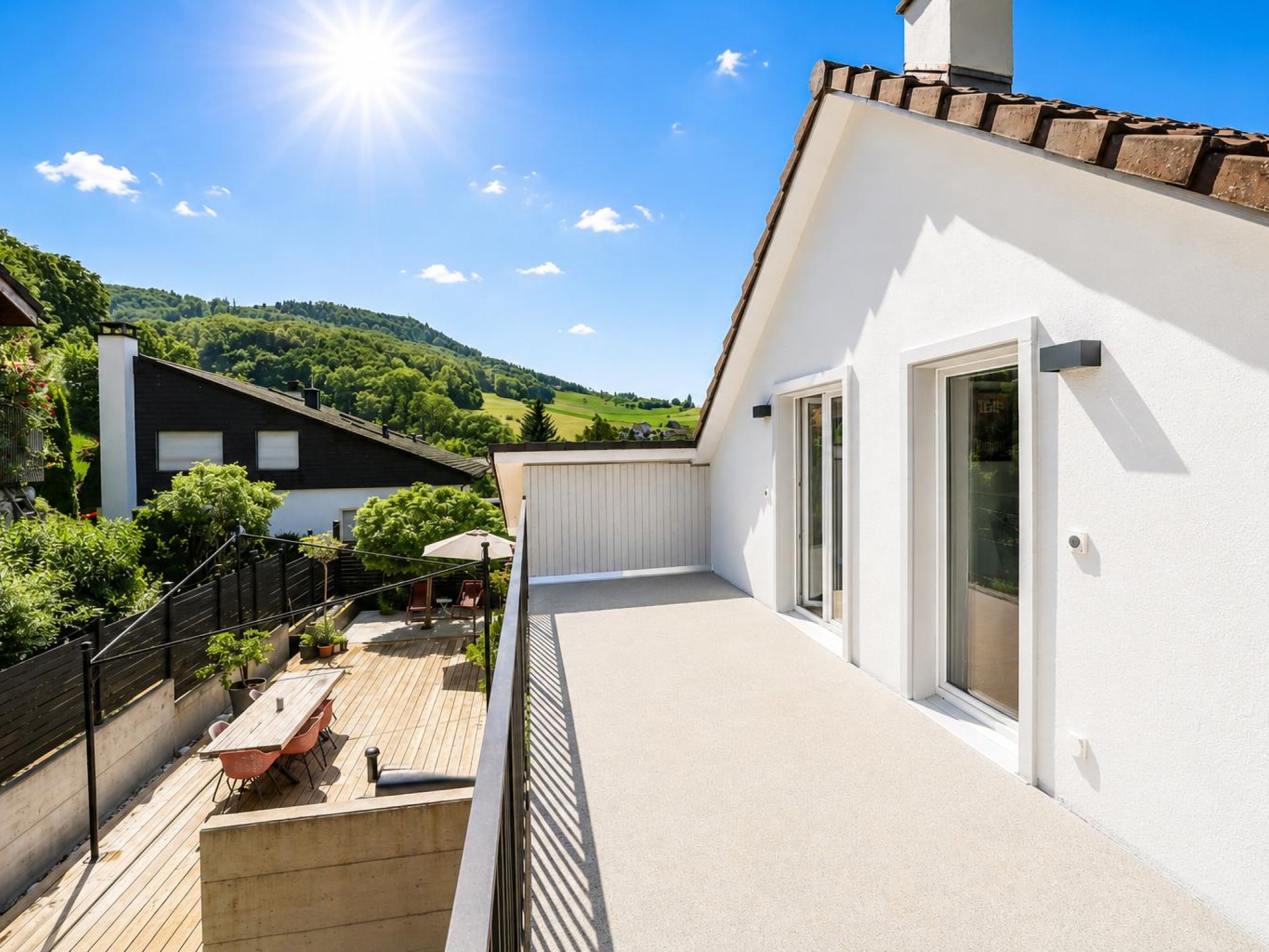 Sonnige Dachterrasse mit Bergblick