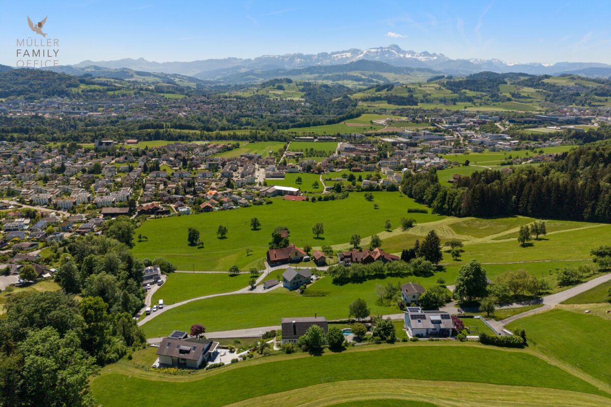Luftaufnahme einer alpinen Stadt- und Landschaftsregion