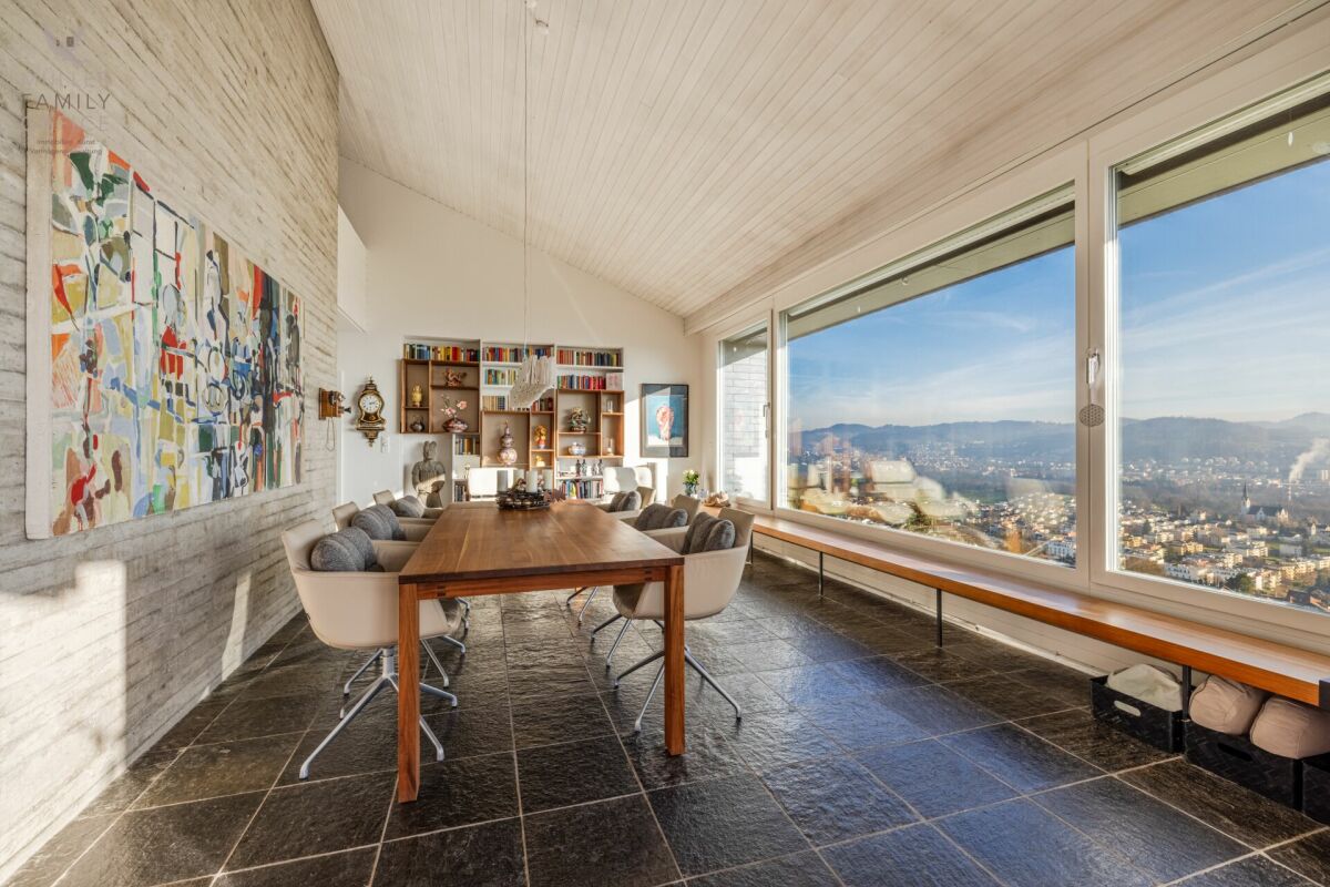 Esszimmer mit Panoramafenster und Ausblick