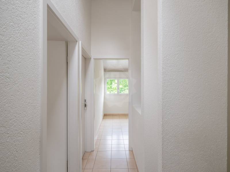 Heller Flur mit Blick zum Fenster