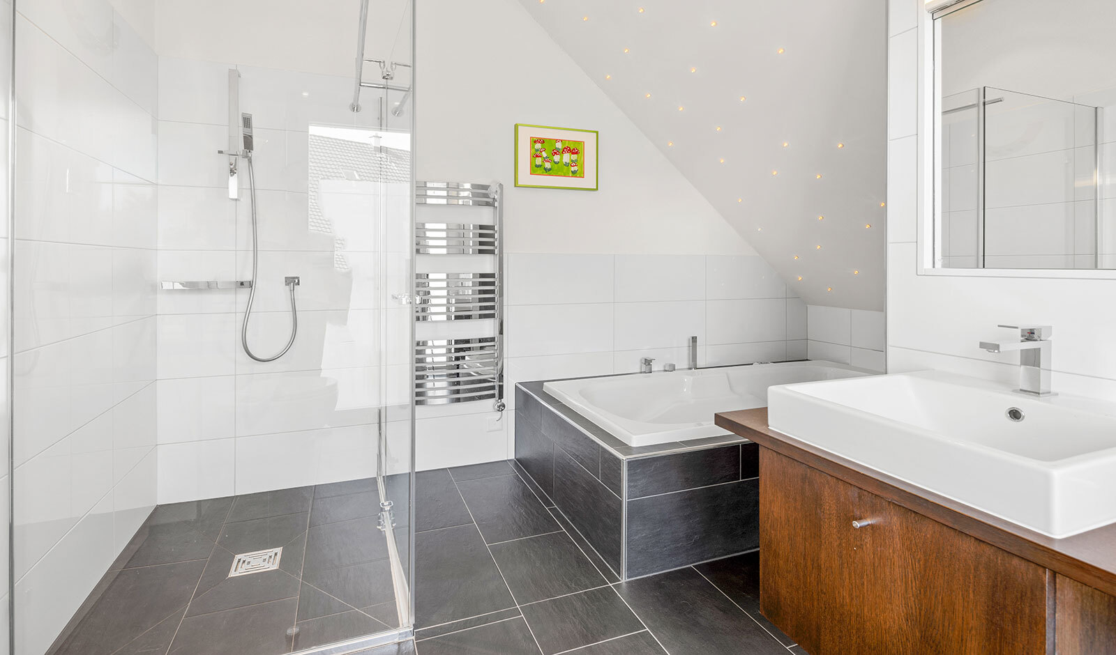 Modernes Badezimmer mit Dusche, Wanne und Doppelwaschbecken