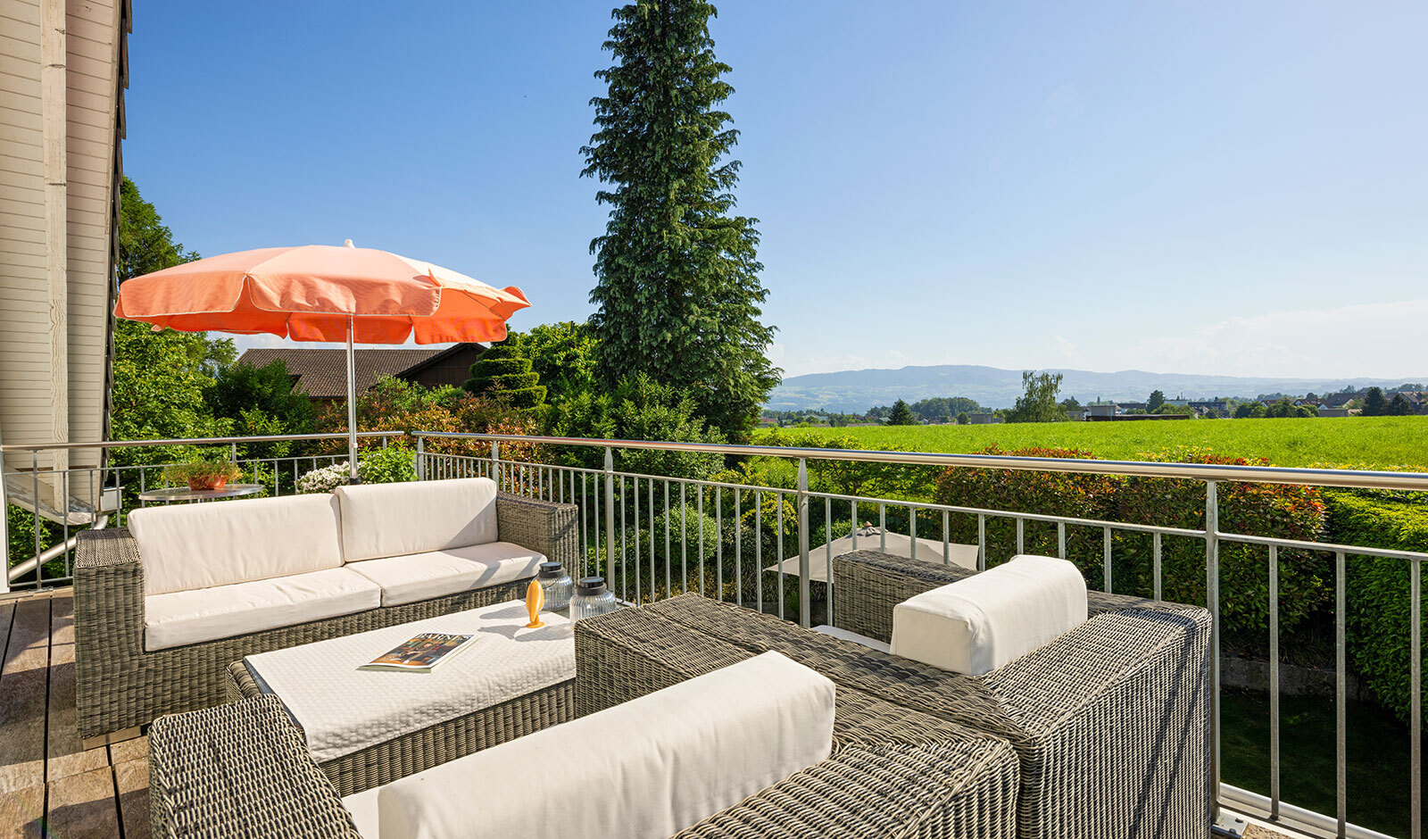 Terrasse mit Lounge-Möbeln und Panoramablick