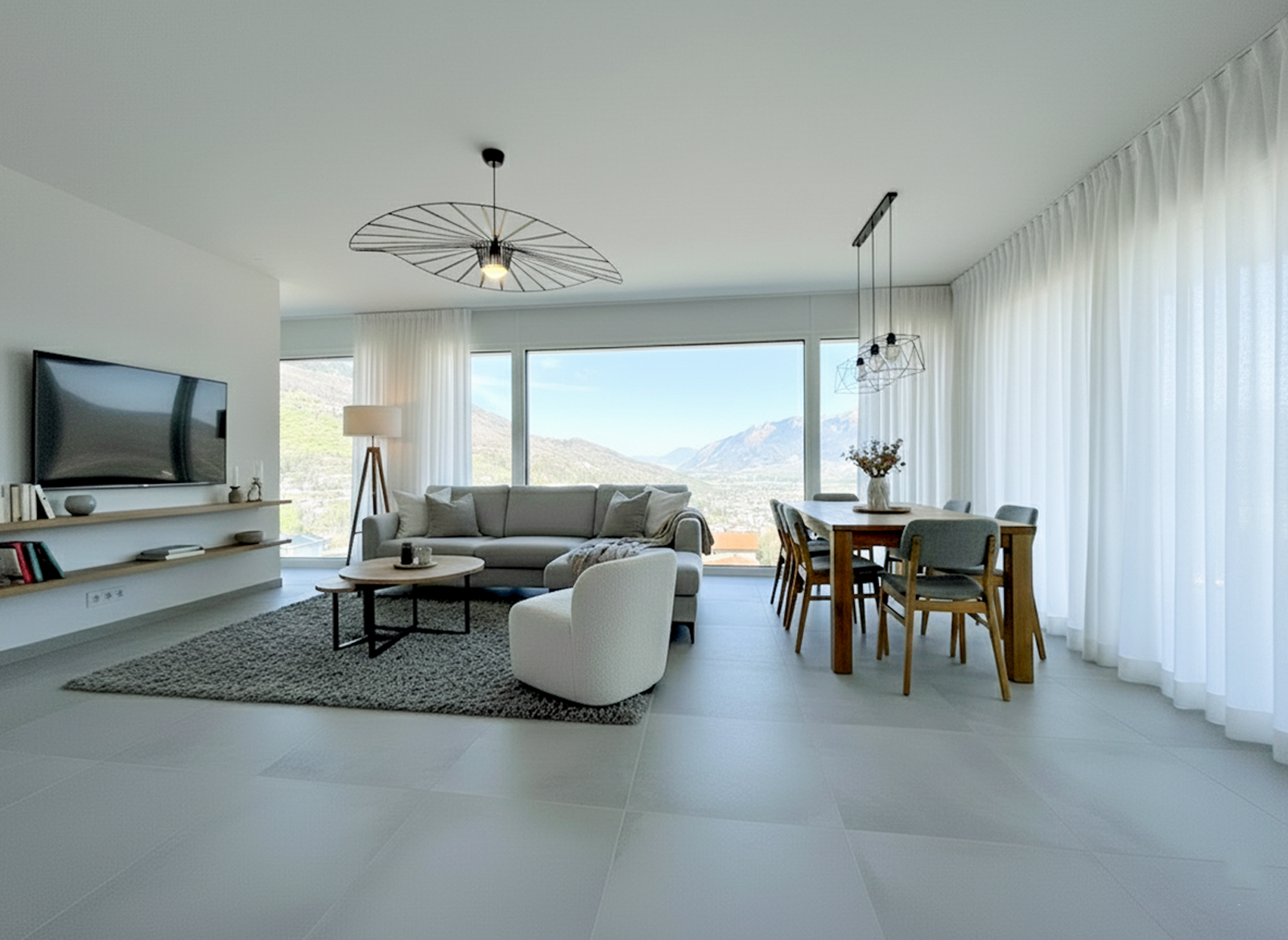 Helles offenes Wohn- und Esszimmer mit Panoramablick
