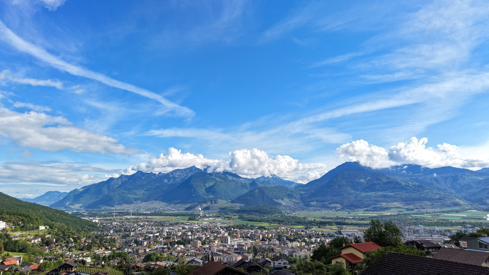 Panoramablick auf Stadt und Berge