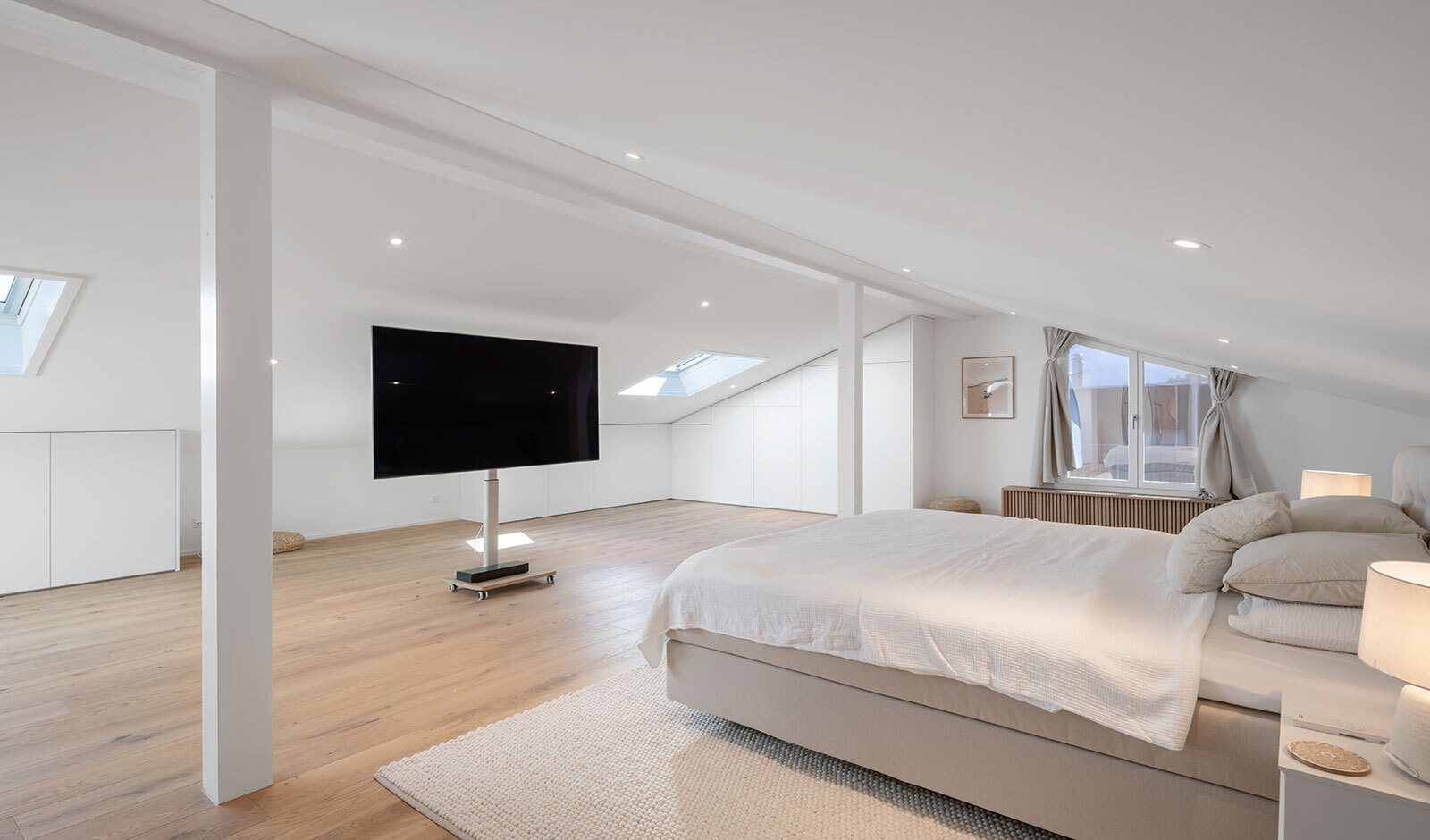Helles Dachgeschoss-Schlafzimmer mit offener Fläche